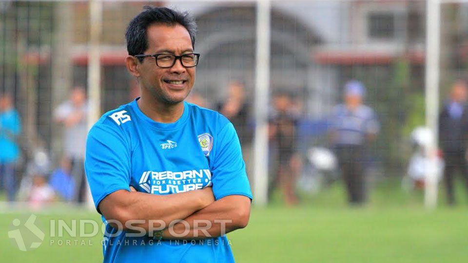 Pelatih Arema FC, Aji Santoso belum memikirkan untuk mengambil pemain buangan Persib Bandung. Copyright: © Ian Setiawan/INDOSPORT